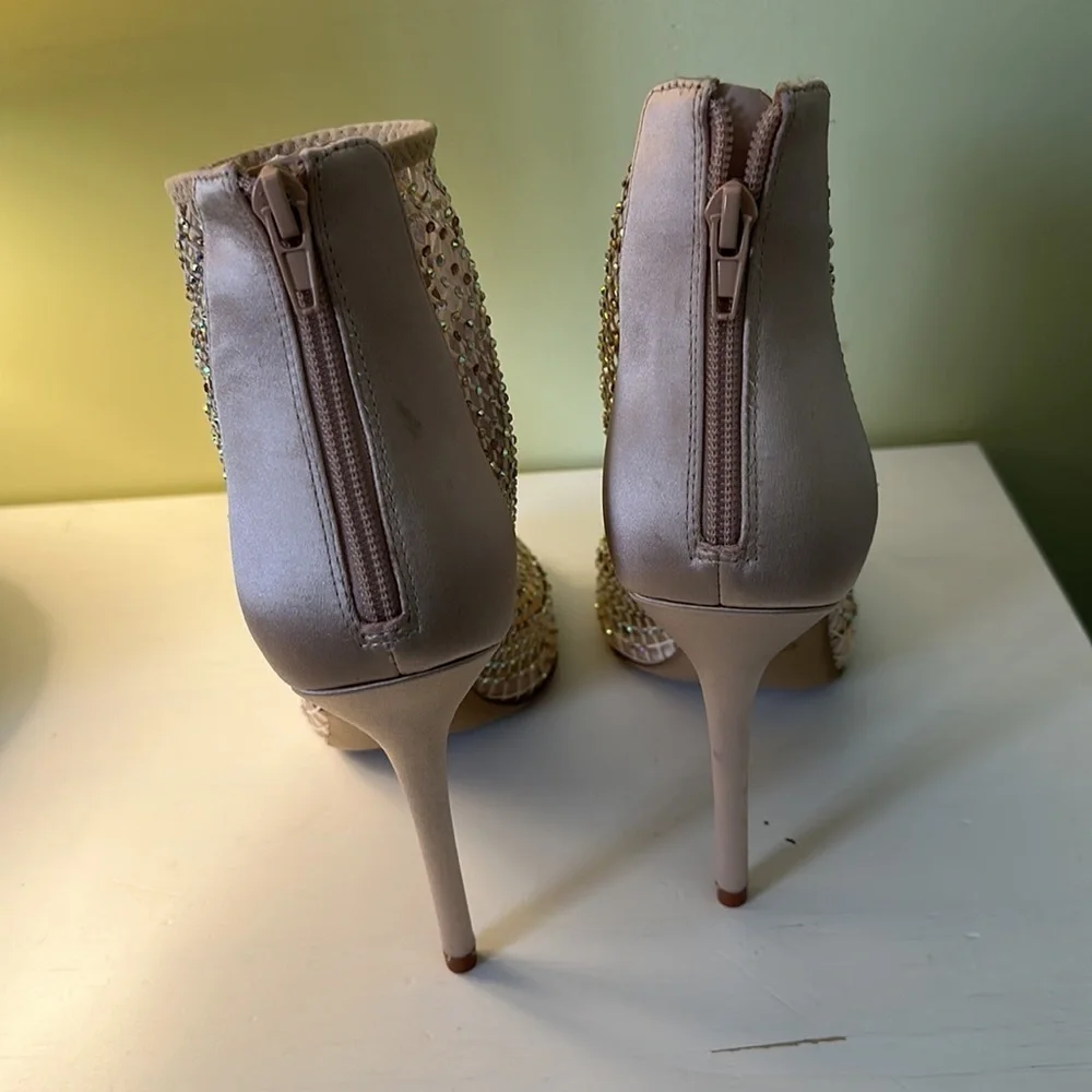 Heels--like new/small mark